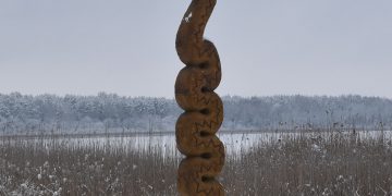 „Žalčio Žilvino“ skulptūrą iš ąžuolo išdrožė tautodailininkas Mindaugas Vyšniauskas, o karūną skulptūrai nukalė kalvis Stasys Truncė / Rūtos Averkienės nuotr.