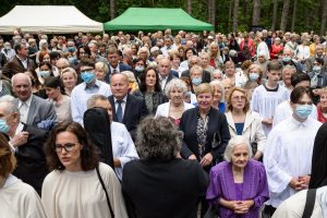 Į bažnyčios pašventinimo iškilmes susirinkusieji į jos vidų nesutilpo, todėl užpildė šventorių