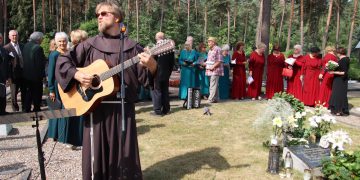 Dukstynos kapinėse prie prieš septynerius metus mirusio monsinjoro kapo kalbėjo ir giesmę grodamas gitara sugiedojo kun. Paulius Vaineikis OFM / Leono Nekrašo nuotr.