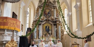 Šv. Mišių koncelebracijai vadovauja arkivyskupas Kęstutis Kėvalas / Vidmantos Ambrizienės nuotr.