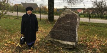 Keturiasdešimt Totorių kaime gimusi ir visą gyvenimą gyvenanti Fatima Šantrukova (Ščuckaja) prie netoli mečetės 1997 metais pastatyto paminklinio akmens, minint 600-ąsias totorių apsigyvenimo Lietuvoje metines. Mokytoja gimtajame kaime ji dirbo 31 metus