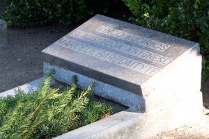 Knygnešių knygnešės, Vinco Kudirkos slaugytojos Marcelės Barzdaitytės kapas pačioje senųjų kapinių pabaigoje, prie tvoros, atnaujintas 2004 metais / Birutės Nenėnienės nuotr.