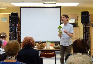 M. Lasinskas papasakojo apie dilgėlių, raudonėlio, šeivamedžio ir kt. žolelių gydomąjį poveikį / bibliotekos nuotr.