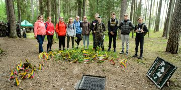 Grupė žygio dalyvių Rūdšilyje, prie bunkerio, kur žuvo Julijonas Būtėnas-Stėvė ir Petras Jurkšaitis-Beržas / Vido Venslovaičio nuotr.