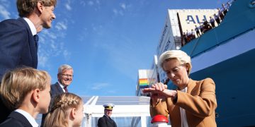 U. von der Leyen pakrikštijo pirmąjį pasaulyje metanoliu varomą konteinerinį laivą. EPA-ELTA nuotr.