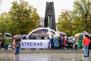 Streikuojantys mokytojai atžygiavo į Vinco Kudirkos aikštę Vilniuje. ELTA / Žygimantas Gedvila