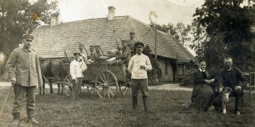 Kartenos dvare kaizerinės okupacijos metais šeimininkaujantys vokiečių kariai. Dešinėje sėdi ūkvedys Mackevičius su žmona. 1916 m. Kretingos muziejus, KM-IF366