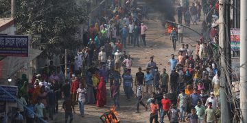 Bangladeše tęsiasi drabužių siuvyklų darbuotojų protestai, žuvo keturi žmonės. EPA-ELTA nuotr.