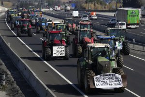 Ispanijos ūkininkai antrą dieną iš eilės blokuoja kelius / EPA-ELTA nuotr.