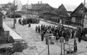 Prie Kauno geto vartų grįžusios iš darbų kalinių brigados / Iš Lietuvos centrinio valstybės archyvo