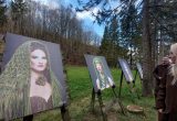 Viktorija Babrė ir Ala Volkova parodos „Augalų magija“ nuotraukose demonstruoja, kokius galvos apdangalus galima sukurti iš augalų / Sauliaus Višinsko nuotr.